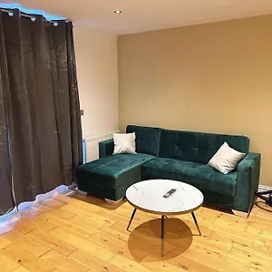 1 Bed Flat Near Apartamento